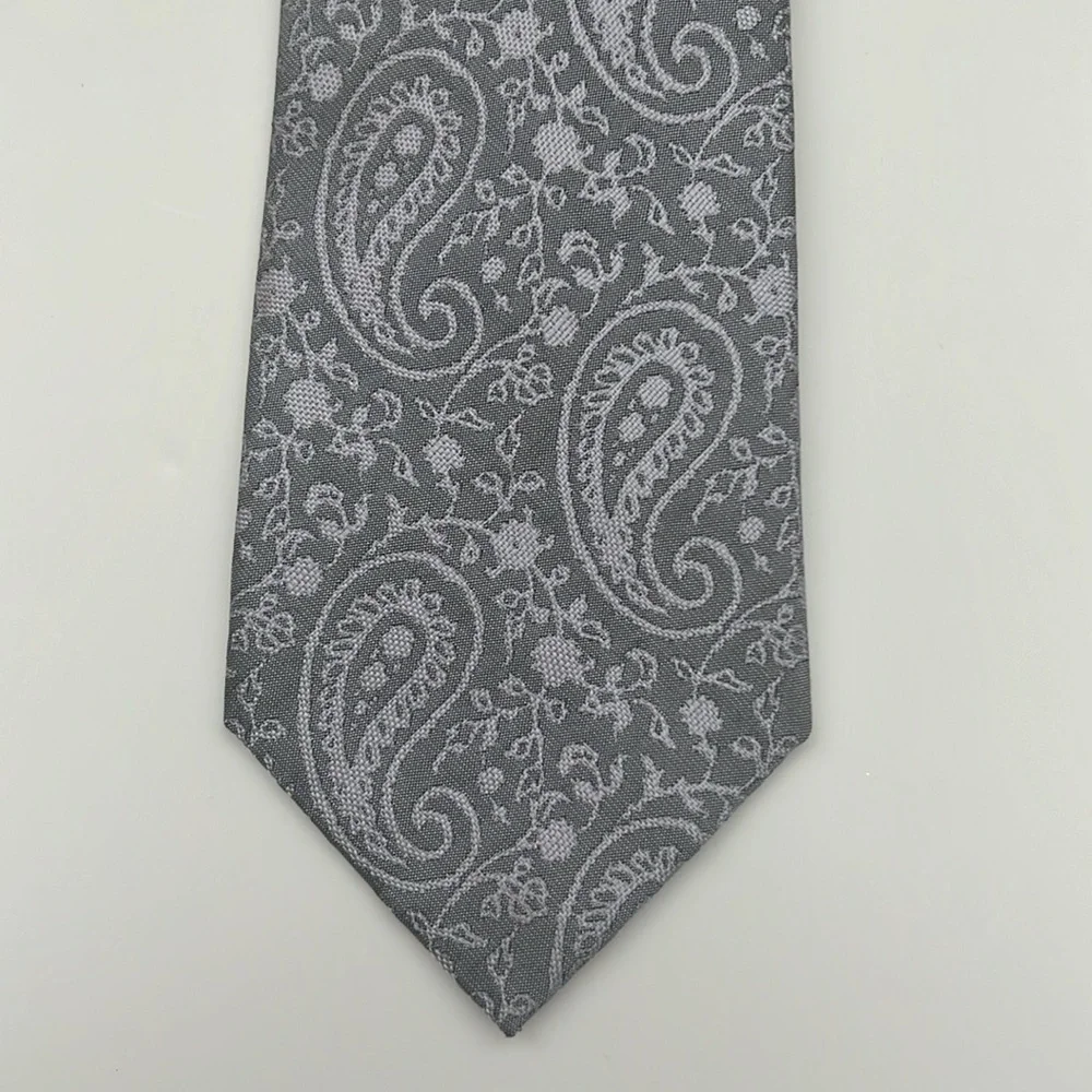 NWOT Men’s Tie Gray and Lilac Paisley design